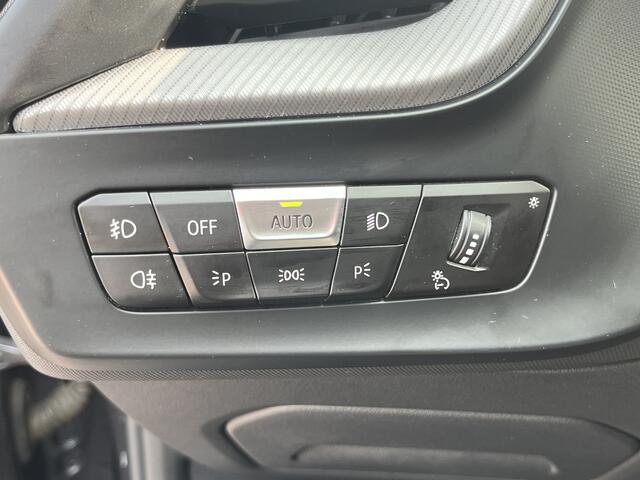 BMW 1-SERIE 118i High Executive | M-Sport | Trekhaak | Stoelverwarming | Keyless | Carplay | Camera | PDC |