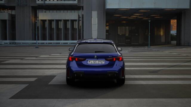 BMW 1-SERIE 120 High Executive M Sport Automaat / Adaptieve LED / M Sportstoelen / Parking Assistant Plus / M Adaptief onderstel / Comfort Access / Stuurverwarming
