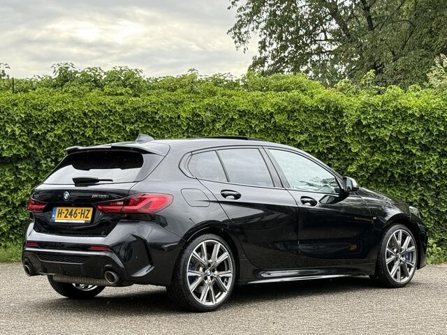 BMW 1-SERIE M135i xDrive High Exe | Panorama | 19" | Camera | Head up