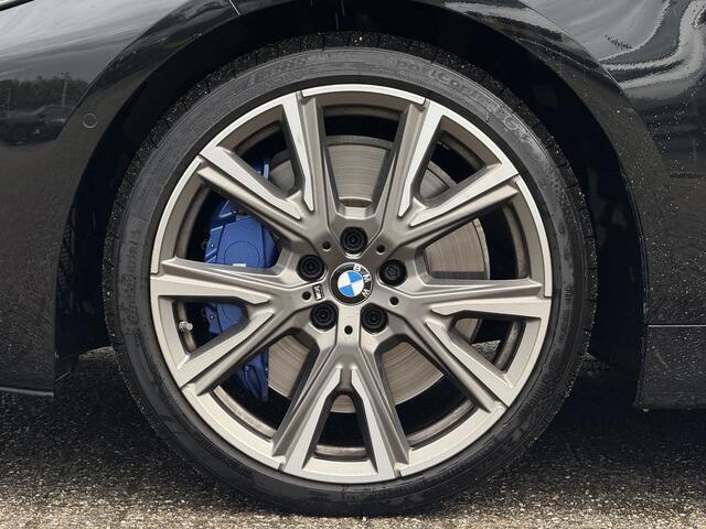 BMW 1-SERIE M135i xDrive High Exe | Panorama | 19" | Camera | Head up
