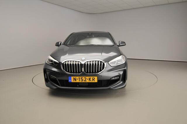 BMW 1-SERIE 5-deurs 118i | M-Sportpakket | LED | Navigatie | Stoelverwarming | Sportstoelen | DAB | Alu 17 inch