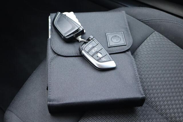 BMW 1-SERIE 118i Executive Edition Navigatie, Cruise control, Climate control, Stoelverwarming, Lichtmetalen wielen