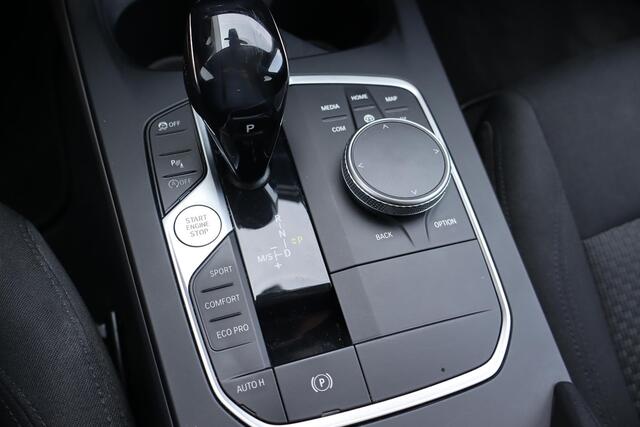 BMW 1-SERIE 118i Executive Edition Navigatie, Cruise control, Climate control, Stoelverwarming, Lichtmetalen wielen