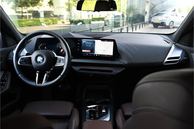 BMW 1-SERIE 120 M Sport Automaat / Trekhaak / Sportstoelen / M Adaptief onderstel / Comfort Access / Adaptieve LED / Parking Assistant Plus / Head-Up / Live Cockpit Professional