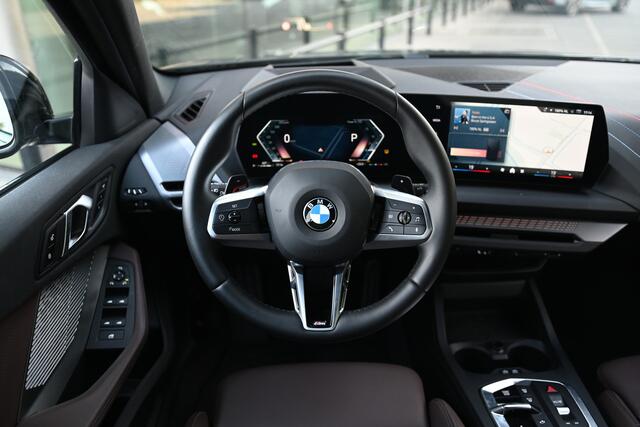 BMW 1-SERIE 120 M Sport Automaat / Trekhaak / Sportstoelen / M Adaptief onderstel / Comfort Access / Adaptieve LED / Parking Assistant Plus / Head-Up / Live Cockpit Professional
