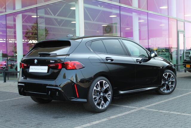 BMW 1-SERIE 120 M Sport Automaat / Sportstoelen / Adaptieve LED / M Adaptief onderstel / Comfort Access / Parking Assistant Plus / Head-Up / Harman-Kardon / Live Cockpit Professional