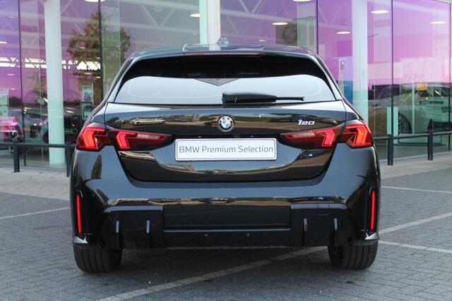 BMW 1-SERIE 120 M Sport Automaat / Sportstoelen / Adaptieve LED / M Adaptief onderstel / Comfort Access / Parking Assistant Plus / Head-Up / Harman-Kardon / Live Cockpit Professional
