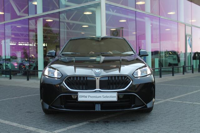 BMW 1-SERIE 120 M Sport Automaat / Sportstoelen / Adaptieve LED / M Adaptief onderstel / Comfort Access / Parking Assistant Plus / Head-Up / Harman-Kardon / Live Cockpit Professional