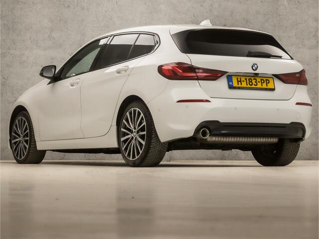 BMW 1-SERIE 118i Sport Automaat (VIRTUAL COCKPIT, APPLE CARPLAY, GROOT NAVI, STUUR/STOELVERWARMING, ADAPTIVE CRUISE, LEDER, CAMERA, SPORTSTOELEN, DAB+, GETINT GLAS, NIEUWSTAAT)
