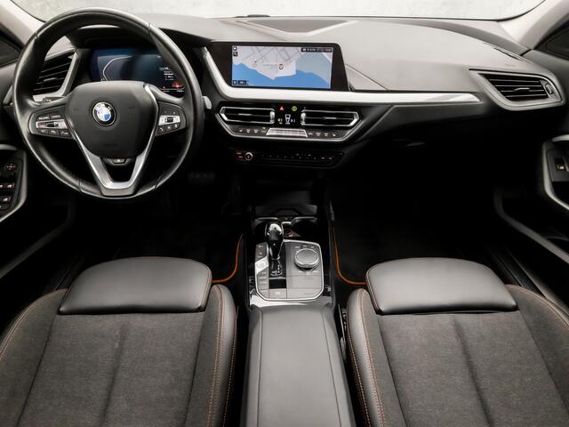 BMW 1-SERIE 118i Sport Automaat (VIRTUAL COCKPIT, APPLE CARPLAY, GROOT NAVI, STUUR/STOELVERWARMING, ADAPTIVE CRUISE, LEDER, CAMERA, SPORTSTOELEN, DAB+, GETINT GLAS, NIEUWSTAAT)