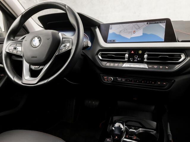 BMW 1-SERIE 118i Sport Automaat (VIRTUAL COCKPIT, APPLE CARPLAY, GROOT NAVI, STUUR/STOELVERWARMING, ADAPTIVE CRUISE, LEDER, CAMERA, SPORTSTOELEN, DAB+, GETINT GLAS, NIEUWSTAAT)