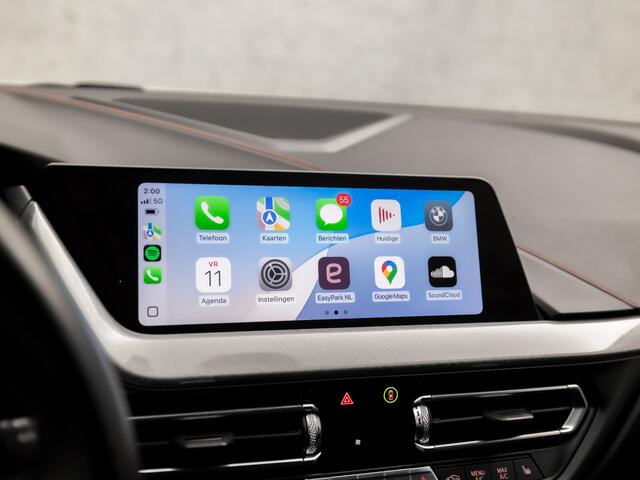 BMW 1-SERIE 118i Sport Automaat (VIRTUAL COCKPIT, APPLE CARPLAY, GROOT NAVI, STUUR/STOELVERWARMING, ADAPTIVE CRUISE, LEDER, CAMERA, SPORTSTOELEN, DAB+, GETINT GLAS, NIEUWSTAAT)