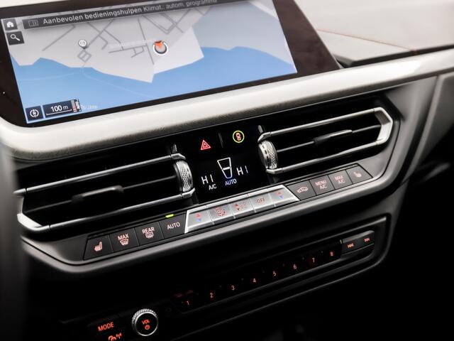 BMW 1-SERIE 118i Sport Automaat (VIRTUAL COCKPIT, APPLE CARPLAY, GROOT NAVI, STUUR/STOELVERWARMING, ADAPTIVE CRUISE, LEDER, CAMERA, SPORTSTOELEN, DAB+, GETINT GLAS, NIEUWSTAAT)