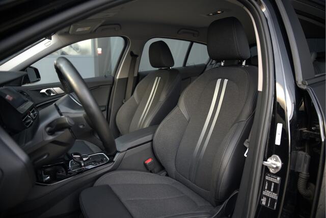BMW 1-SERIE 118i High Executive Edition | Virtual Dash | Apple Carplay | Stoelverwarming | Leer | Led | Keyless | PDC | Shadow Line | Automaat | M Sport Stuur | Climate Control | Cruise Control |