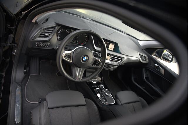 BMW 1-SERIE 118i High Executive Edition | Virtual Dash | Apple Carplay | Stoelverwarming | Leer | Led | Keyless | PDC | Shadow Line | Automaat | M Sport Stuur | Climate Control | Cruise Control |