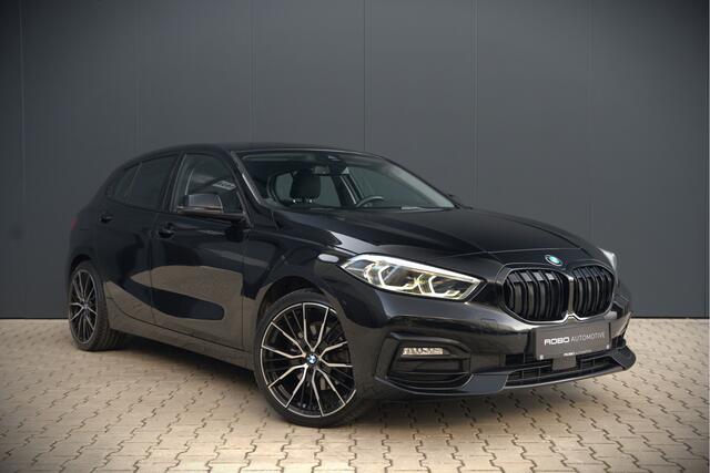 BMW 1-SERIE 118i High Executive Edition | Virtual Dash | Apple Carplay | Stoelverwarming | Leer | Led | Keyless | PDC | Shadow Line | Automaat | M Sport Stuur | Climate Control | Cruise Control |