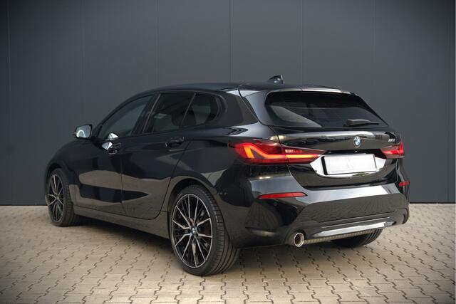 BMW 1-SERIE 118i High Executive Edition | Virtual Dash | Apple Carplay | Stoelverwarming | Leer | Led | Keyless | PDC | Shadow Line | Automaat | M Sport Stuur | Climate Control | Cruise Control |