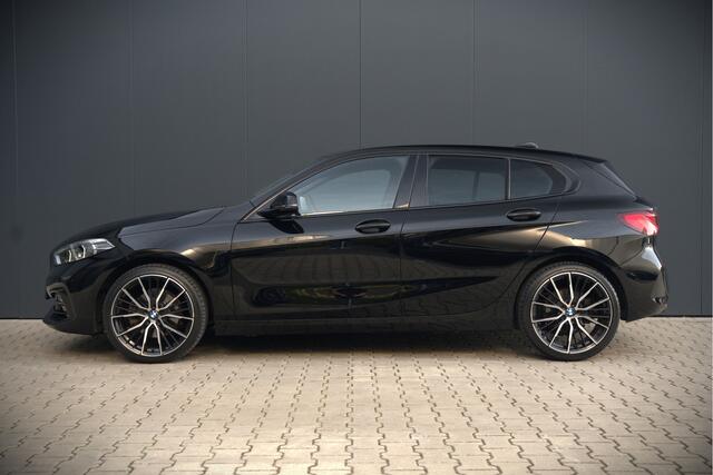 BMW 1-SERIE 118i High Executive Edition | Virtual Dash | Apple Carplay | Stoelverwarming | Leer | Led | Keyless | PDC | Shadow Line | Automaat | M Sport Stuur | Climate Control | Cruise Control |