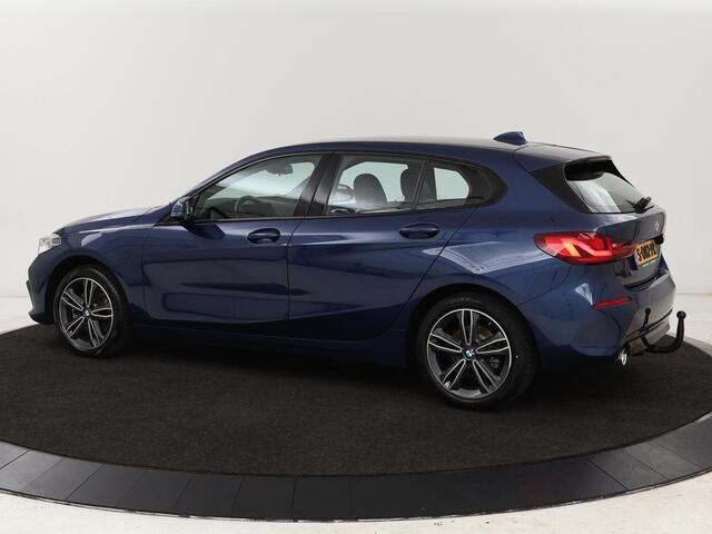 BMW 1-SERIE 118i Intro Ed. | Carplay | Full LED | Sportstoelen | Navigatie | Climate control | Bleutooth | PDC | Trekhaak | Sfeerverlichting