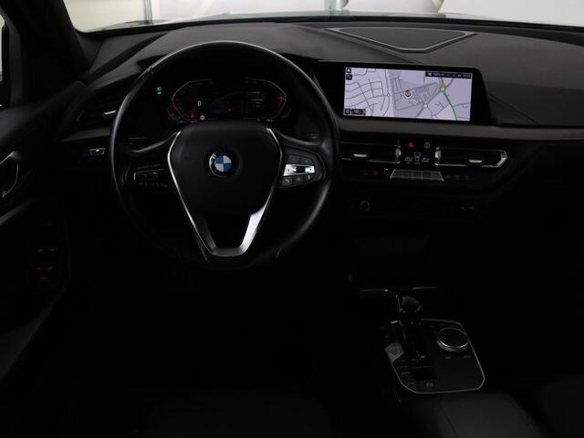 BMW 1-SERIE 118i Intro Ed. | Carplay | Full LED | Sportstoelen | Navigatie | Climate control | Bleutooth | PDC | Trekhaak | Sfeerverlichting