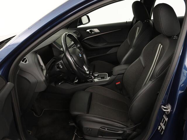 BMW 1-SERIE 118i Intro Ed. | Carplay | Full LED | Sportstoelen | Navigatie | Climate control | Bleutooth | PDC | Trekhaak | Sfeerverlichting