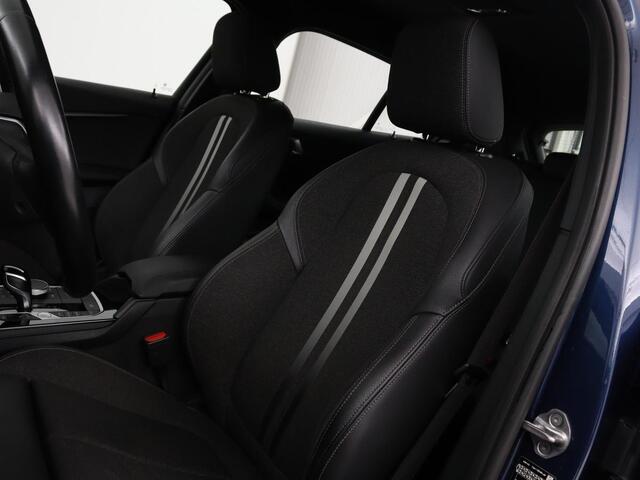 BMW 1-SERIE 118i Intro Ed. | Carplay | Full LED | Sportstoelen | Navigatie | Climate control | Bleutooth | PDC | Trekhaak | Sfeerverlichting