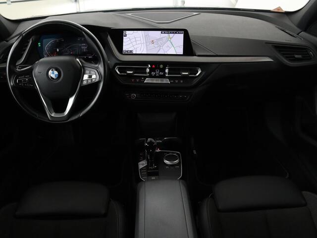 BMW 1-SERIE 118i Intro Ed. | Carplay | Full LED | Sportstoelen | Navigatie | Climate control | Bleutooth | PDC | Trekhaak | Sfeerverlichting