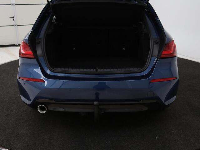 BMW 1-SERIE 118i Intro Ed. | Carplay | Full LED | Sportstoelen | Navigatie | Climate control | Bleutooth | PDC | Trekhaak | Sfeerverlichting