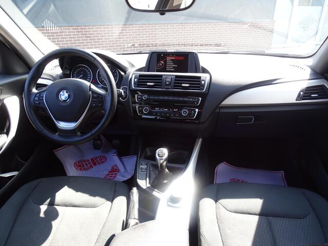 BMW 1-SERIE 118i 6-Bak, Multimedia, Airco/ECC, CruiseControl, Parkeersensoren, LM-Velgen, Xenon