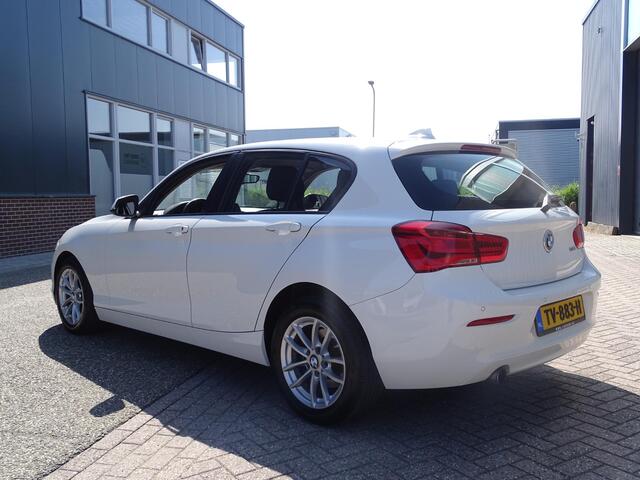 BMW 1-SERIE 118i 6-Bak, Multimedia, Airco/ECC, CruiseControl, Parkeersensoren, LM-Velgen, Xenon