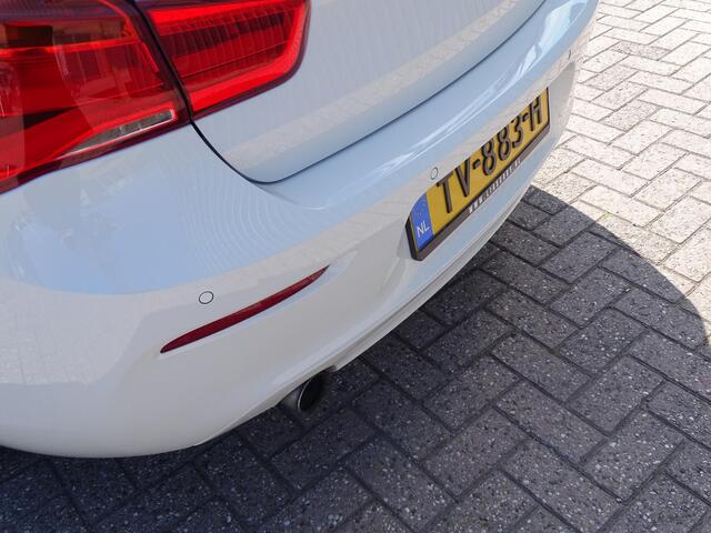 BMW 1-SERIE 118i 6-Bak, Multimedia, Airco/ECC, CruiseControl, Parkeersensoren, LM-Velgen, Xenon