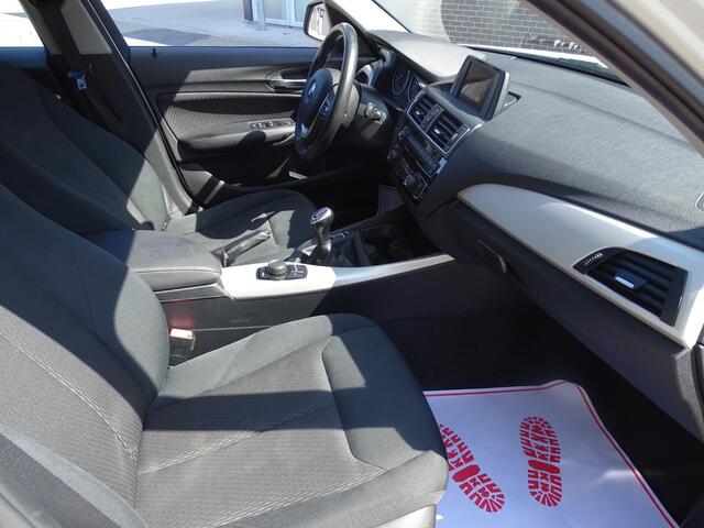 BMW 1-SERIE 118i 6-Bak, Multimedia, Airco/ECC, CruiseControl, Parkeersensoren, LM-Velgen, Xenon