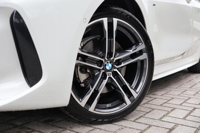 BMW 1-SERIE 116i High Executive Modell M Sport, M aerodynamiek-kit, BMW Live Cockpit Professional, Sportstoelen, LED-koplamp, Parkeerhulp Plus, Active Guard Plus, DAB, Connected Package Professional, Snelheidsregeling met remfunctie, etc.