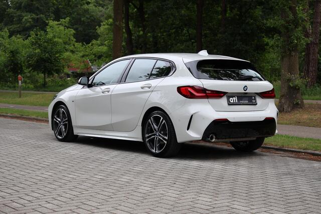 BMW 1-SERIE 116i High Executive Modell M Sport, M aerodynamiek-kit, BMW Live Cockpit Professional, Sportstoelen, LED-koplamp, Parkeerhulp Plus, Active Guard Plus, DAB, Connected Package Professional, Snelheidsregeling met remfunctie, etc.