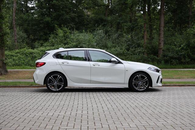BMW 1-SERIE 116i High Executive Modell M Sport, M aerodynamiek-kit, BMW Live Cockpit Professional, Sportstoelen, LED-koplamp, Parkeerhulp Plus, Active Guard Plus, DAB, Connected Package Professional, Snelheidsregeling met remfunctie, etc.