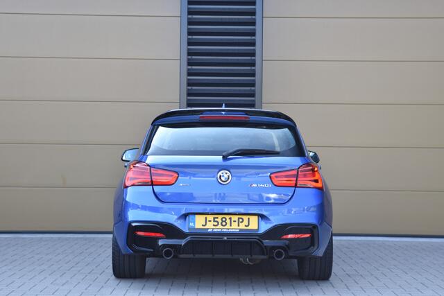 BMW 1-SERIE M140i xDrive * Harman Kardon * Apple CarPlay * LED *