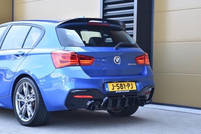 BMW 1-SERIE M140i xDrive * Harman Kardon * Apple CarPlay * LED *