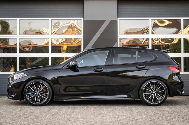 BMW 1-SERIE M135 M135i xDrive High Executive | Panorama | H/K | Leder | Head-Up | M-seats | 19 Inch |