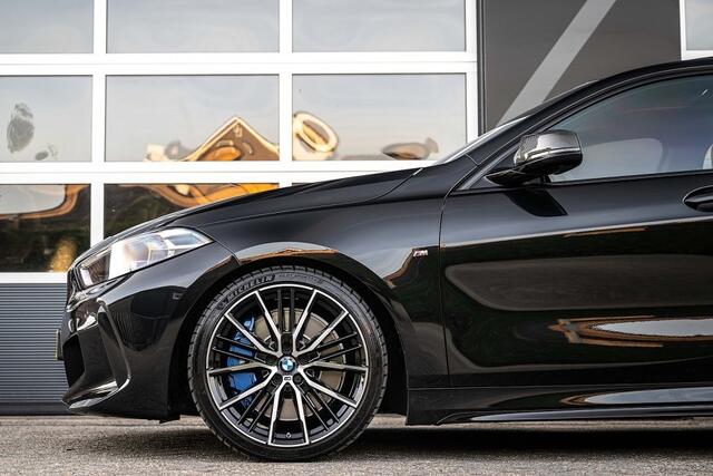 BMW 1-SERIE M135 M135i xDrive High Executive | Panorama | H/K | Leder | Head-Up | M-seats | 19 Inch |