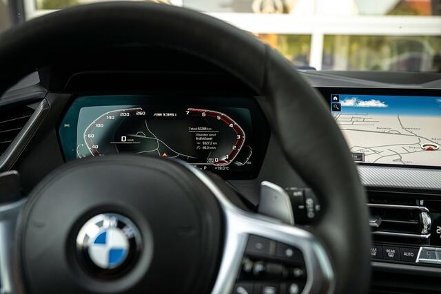 BMW 1-SERIE M135 M135i xDrive High Executive | Panorama | H/K | Leder | Head-Up | M-seats | 19 Inch |