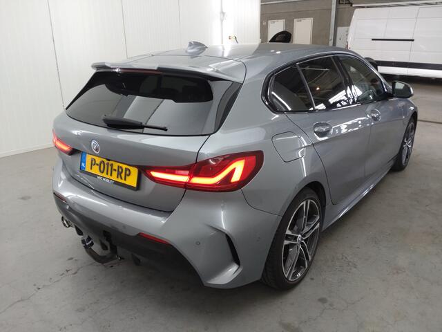 BMW 1-SERIE 118i Executive | Verwacht | M-pakket | Trekhaak | Camera | Stoelverwarming |