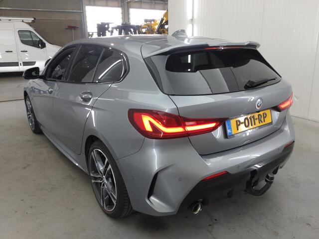 BMW 1-SERIE 118i Executive | Verwacht | M-pakket | Trekhaak | Camera | Stoelverwarming |