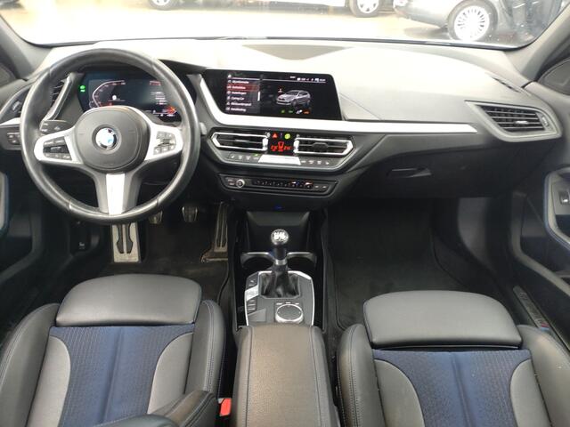 BMW 1-SERIE 118i Executive | Verwacht | M-pakket | Trekhaak | Camera | Stoelverwarming |
