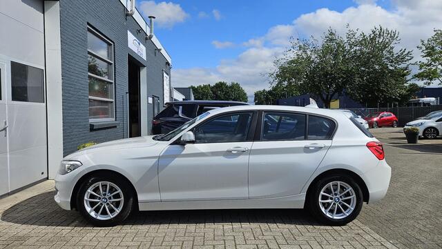 BMW 1-SERIE 118i Advantage | AUTOMAAT | BLUETOOTH | PDC V+A | CRUISE CONTROL | MINERAL WEIß