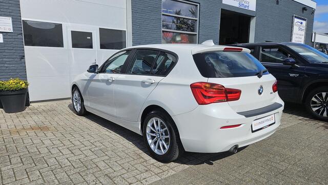 BMW 1-SERIE 118i Advantage | AUTOMAAT | BLUETOOTH | PDC V+A | CRUISE CONTROL | MINERAL WEIß