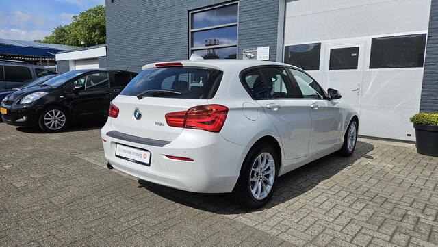 BMW 1-SERIE 118i Advantage | AUTOMAAT | BLUETOOTH | PDC V+A | CRUISE CONTROL | MINERAL WEIß