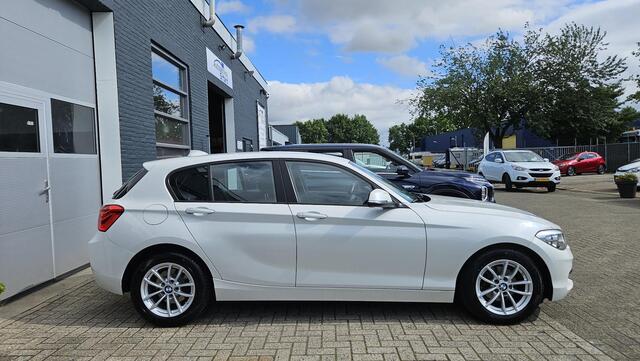 BMW 1-SERIE 118i Advantage | AUTOMAAT | BLUETOOTH | PDC V+A | CRUISE CONTROL | MINERAL WEIß