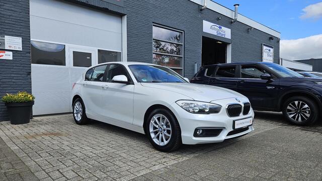 BMW 1-SERIE 118i Advantage | AUTOMAAT | BLUETOOTH | PDC V+A | CRUISE CONTROL | MINERAL WEIß