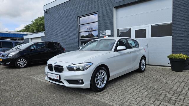BMW 1-SERIE 118i Advantage | AUTOMAAT | BLUETOOTH | PDC V+A | CRUISE CONTROL | MINERAL WEIß