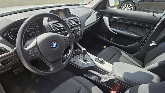 BMW 1-SERIE 118i Advantage | AUTOMAAT | BLUETOOTH | PDC V+A | CRUISE CONTROL | MINERAL WEIß